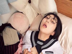 メガネを掛けた無垢な子に変態わいせつ行為をしたら・・・興味津々で欲しがり顔・・・初体験の生チ●コの感触に「本物は初めてです。」と懐き、トロけた顔で崩壊絶頂する地味カワで巨乳のパイパン●学生るか　サンプル画像19